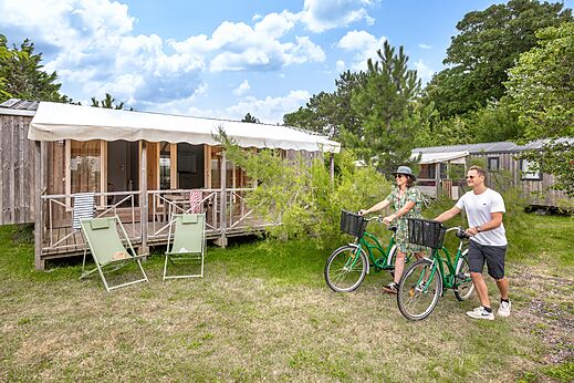 Houten Mobil-home met fietsen op camping CLICOCHIC Havre de Berni�res in Berni�res-sur-Mer (14).