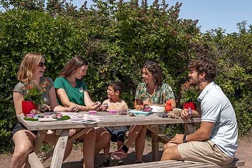 Creatieve familieactiviteit, op camping CLICOCHIC Havre de Berni�res in Berni�res-sur-Mer (14).