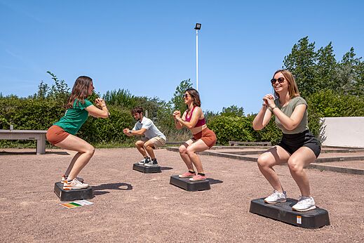 Sportactiviteit met squats op camping CLICOCHIC Havre de Berni�res in Berni�res-sur-Mer (14).