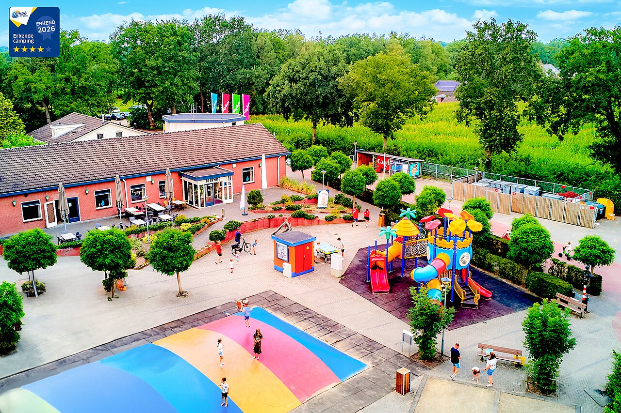 H�pfkissen, bunter Spielplatz und Restaurant auf Campingplatz CAPFUN Heino in Heino.