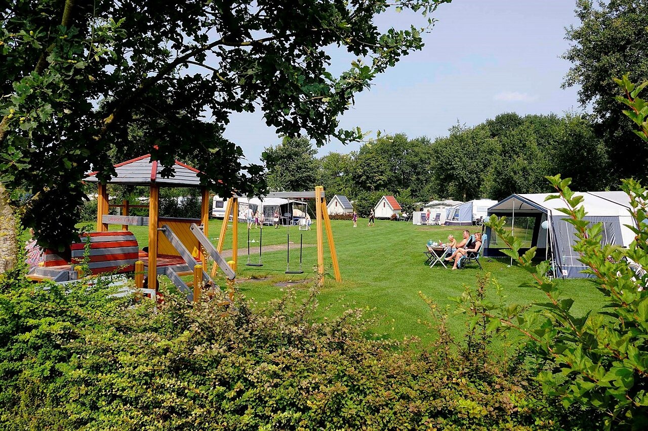Spielplatz mit Schaukeln und Rutsche, Stellpl�tze auf dem Campingplatz CAPFUN Heino.