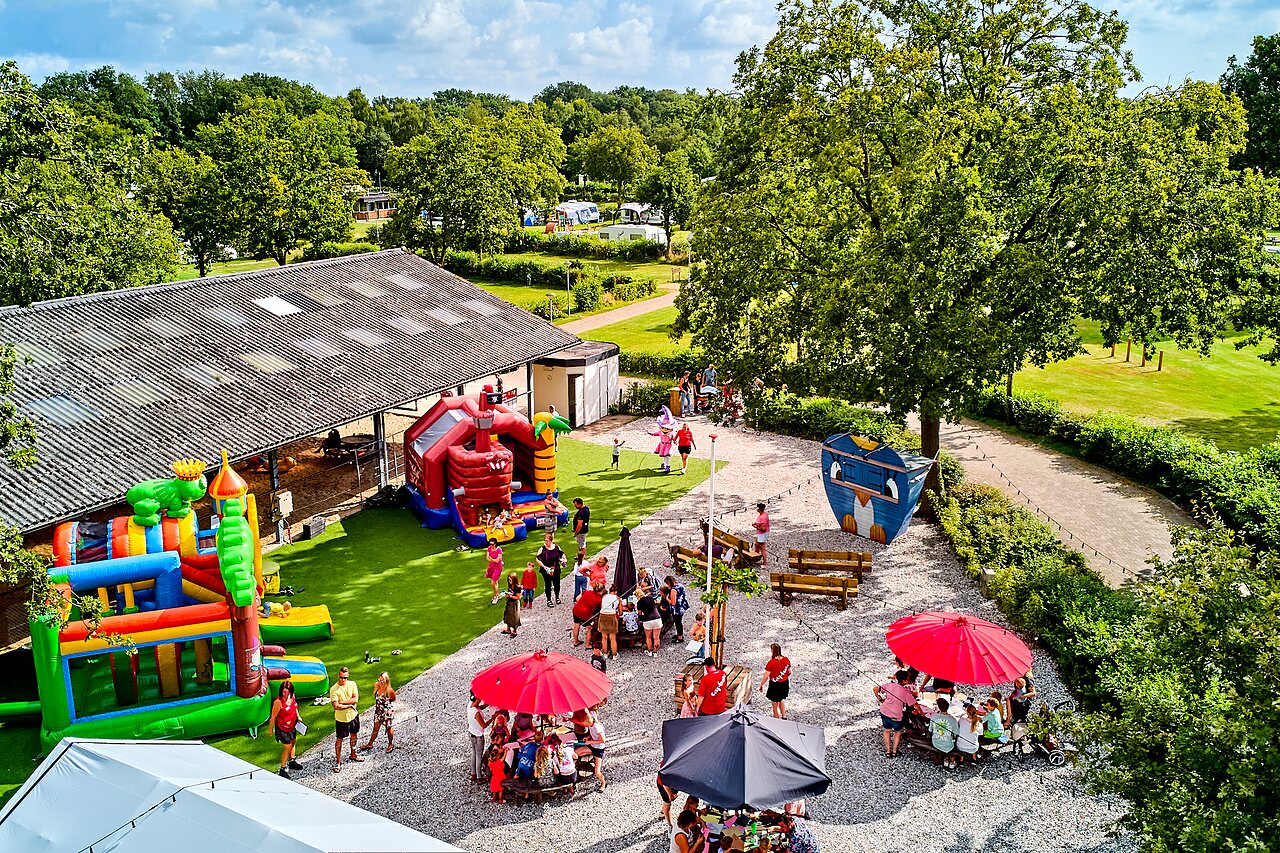 Bunte H�pfburgen und belebter Spielbereich auf dem Campingplatz CAPFUN Heino in Heino.