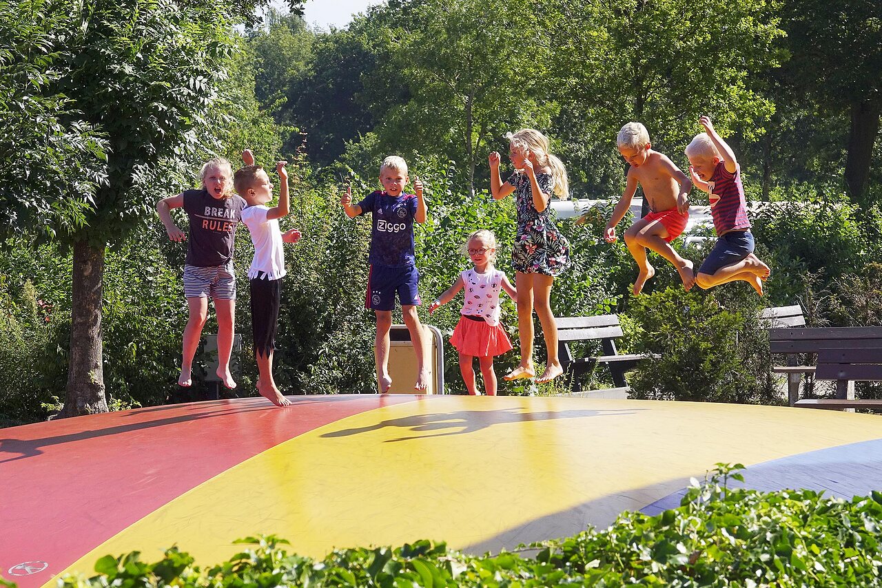 Riesiges H�pfkissen f�r Kinder auf dem Campingplatz CAPFUN Heino in Heino.