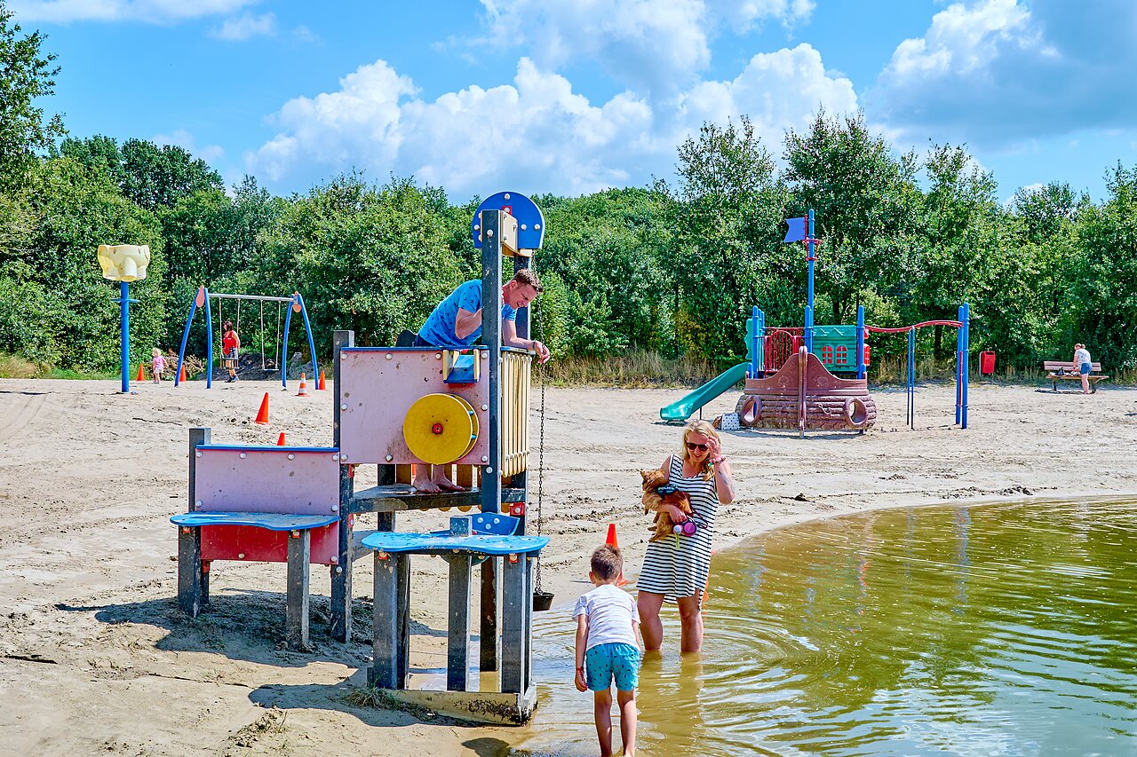Wasserspielplatz und Sandstrand mit Spielger�ten auf dem Campingplatz CAPFUN Heino in Heino.
