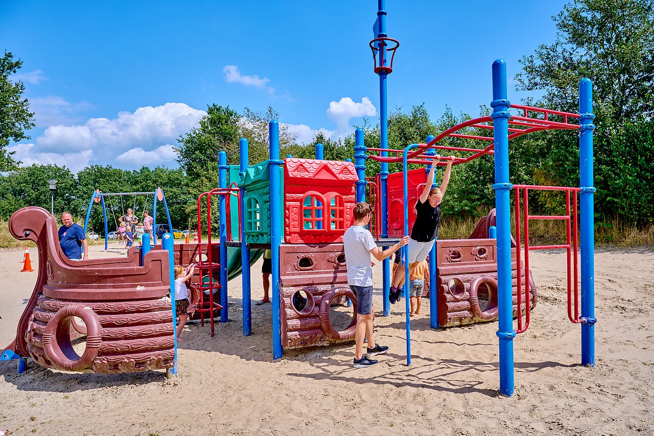 Farbenfroher Spielplatz mit Spielger�ten, Rutschen und Schaukeln auf dem Campingplatz CAPFUN Heino.