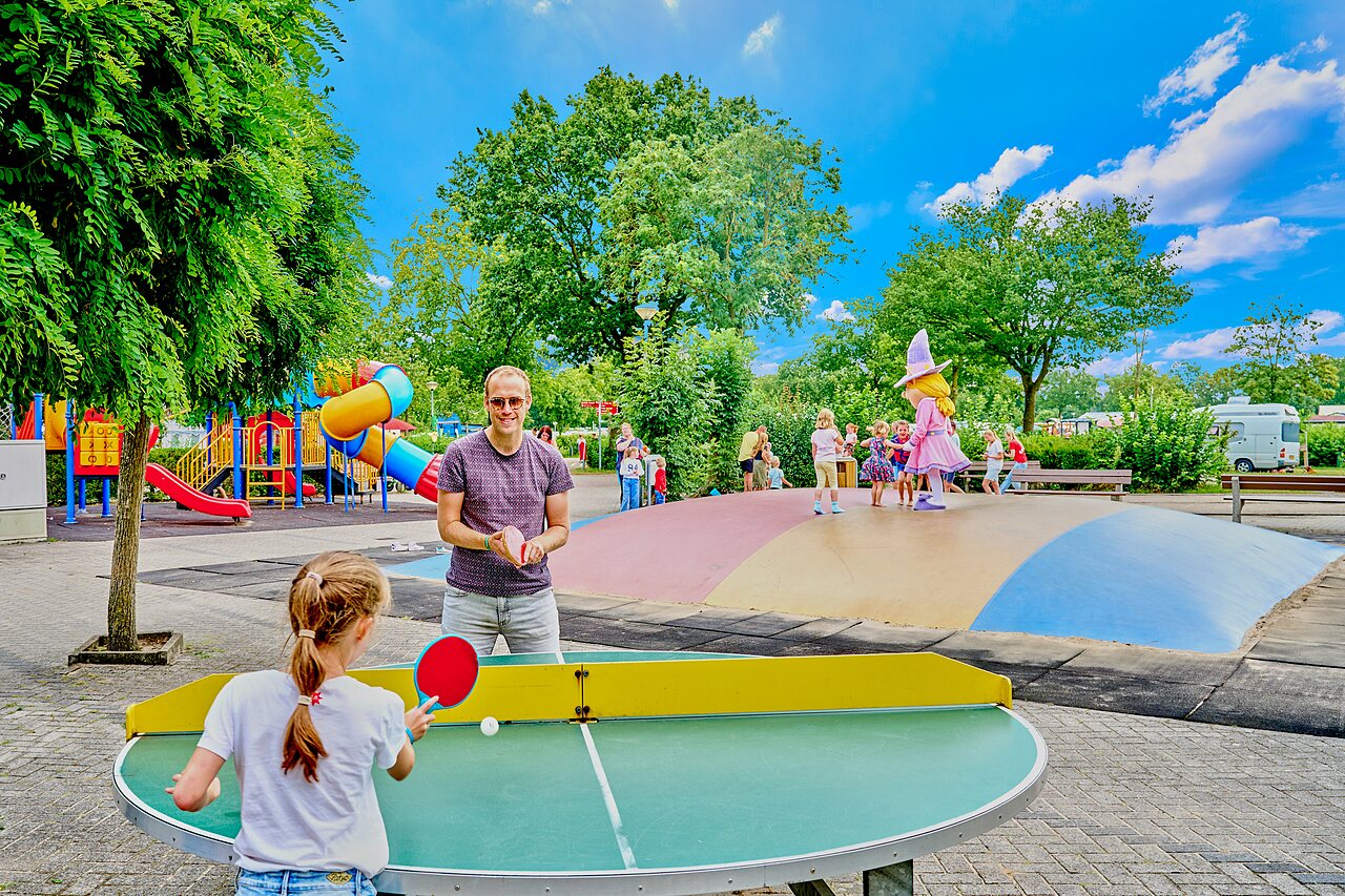 Tischtennis, Spielplatz und H�pfburg auf dem Campingplatz CAPFUN Heino.