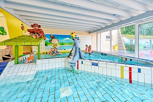 Beheiztes Hallenbad mit Wasserspielen für Kinder auf dem Campingplatz CAPFUN Heino in Heino.