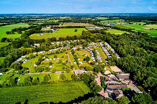 Luftaufnahme des Campingplatzes mit Stellplätzen und Mobilheimen auf Camping CAPFUN Heino in Heino.