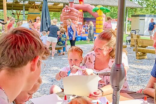 Kreative Aktivität für Kinder und Erwachsene mit Hüpfburg auf dem Campingplatz CAPFUN Heino in Heino.