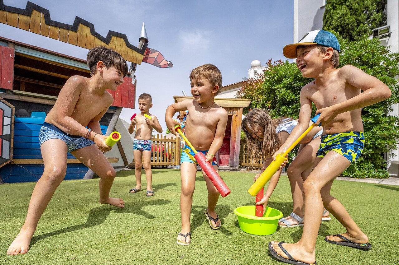 Children playing water guns, playground, campsite CAPFUN Hermitage SERIGNAN (34).