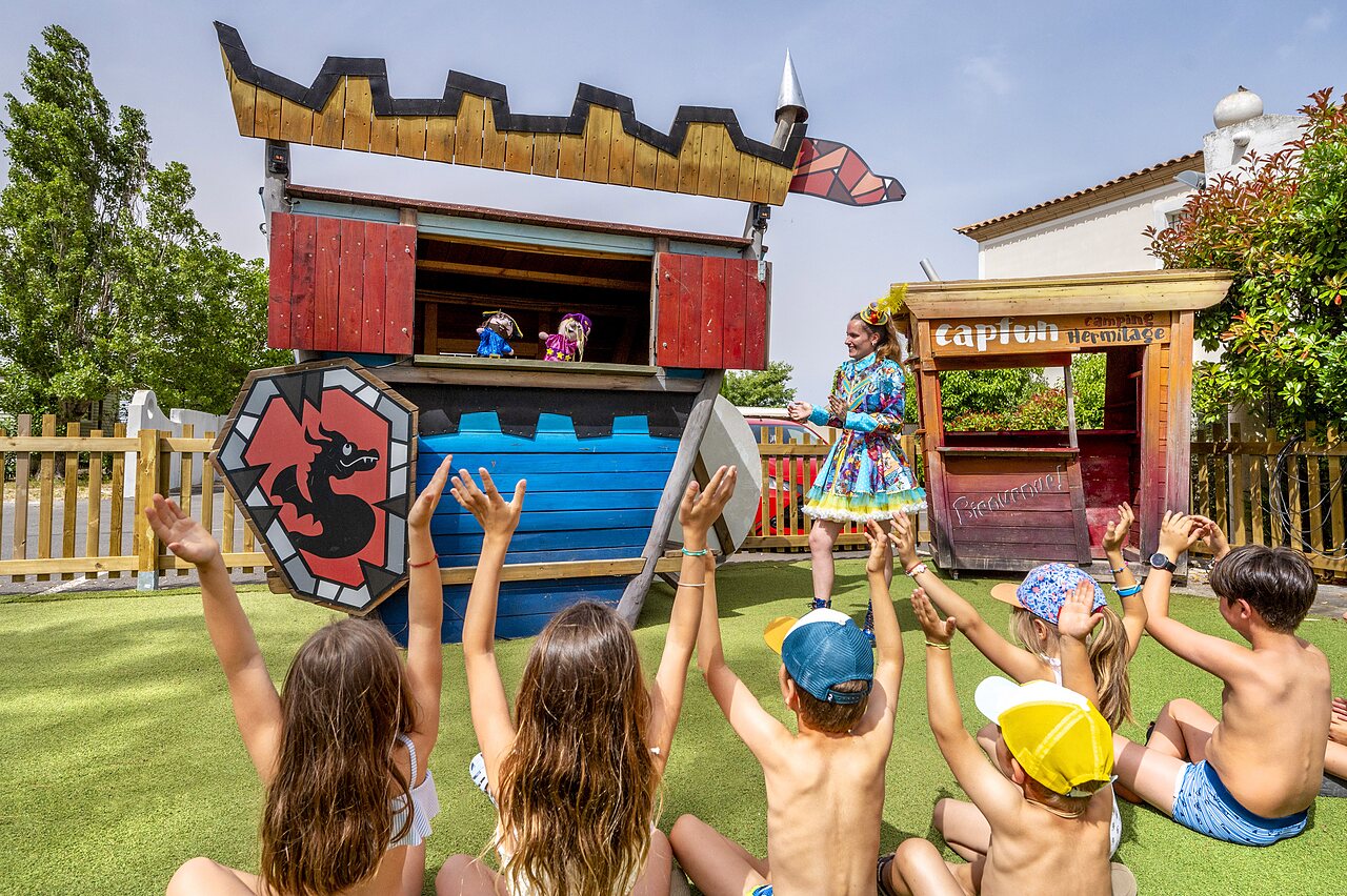 Puppet show and children with entertainer at CAPFUN Hermitage campsite in SERIGNAN (34).