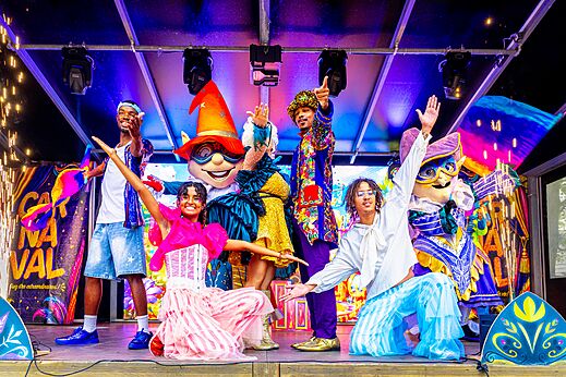 Animationsshow mit Künstlern und Maskottchen in Kostümen auf der Bühne auf dem Campingplatz CAPFUN Hermitage in SERIGNAN (34).