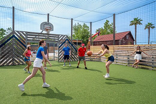 Multisportterrein met basketbalspelers op camping CAPFUN Hermitage in SERIGNAN (34).