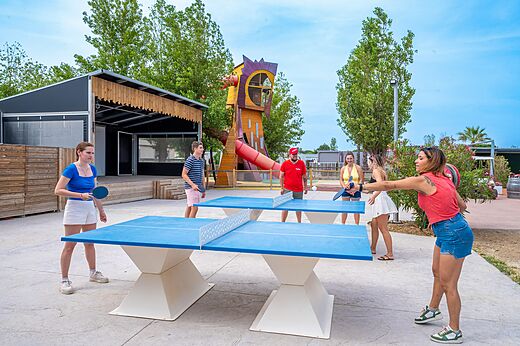 Outdoor-Tischtennisplatten und Spielplatz auf dem Campingplatz CAPFUN Hermitage in SERIGNAN (34).