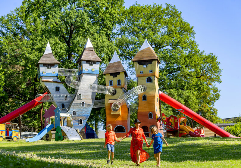 Carabouille Spielplatz - Gro�er Burgspielplatz mit Rutschen und Familie auf dem Campingplatz CAPFUN Hirondelle in Oteppe.