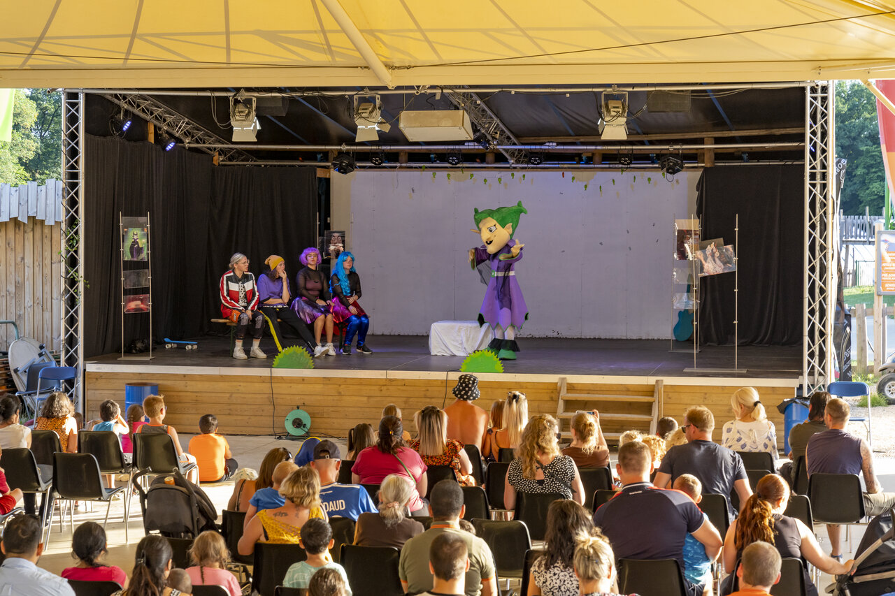 Animationsshow mit Maskottchen und K�nstlern am Campingplatz CAPFUN Hirondelle in Oteppe.