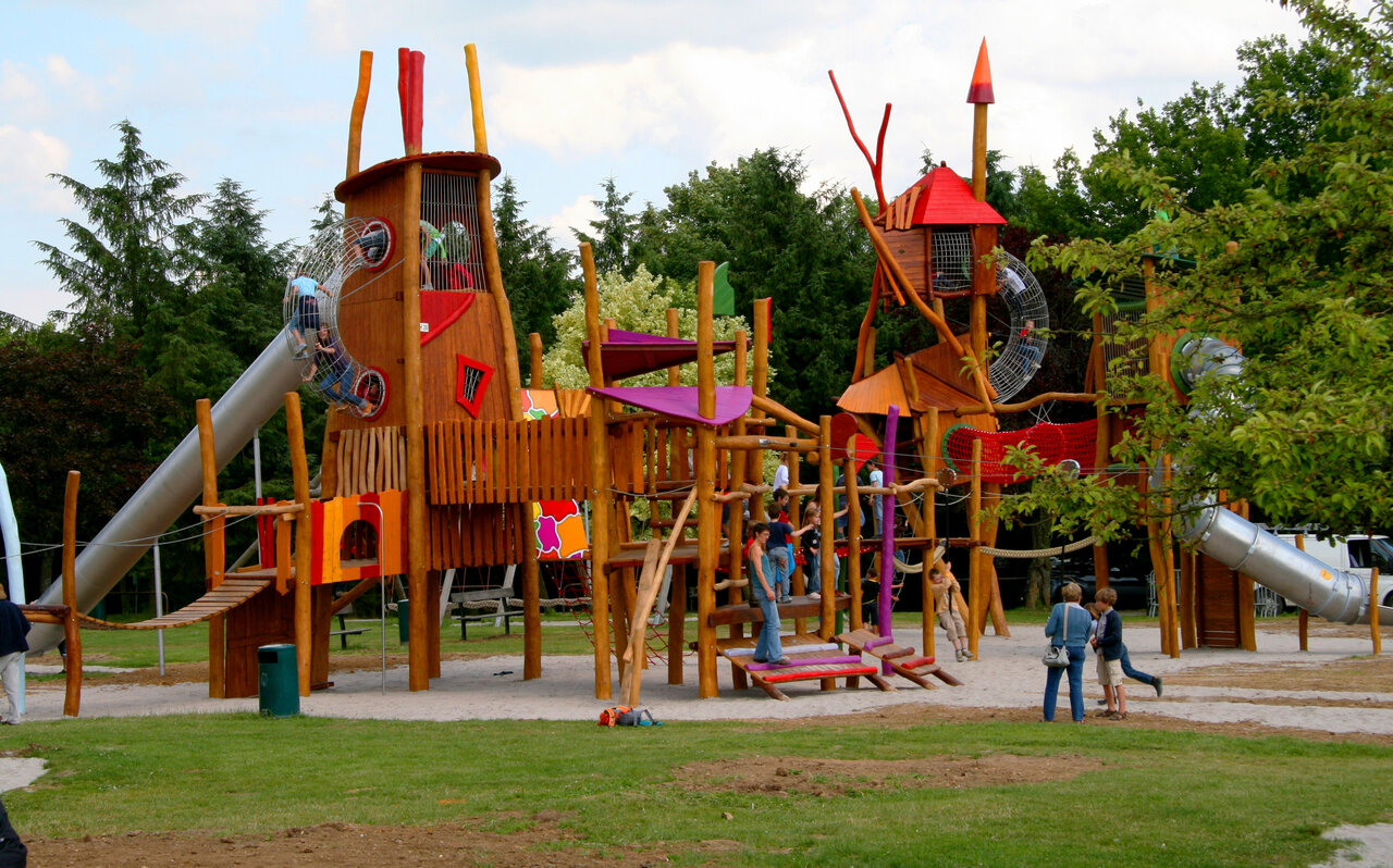 Holzspielplatz, Rutschen, Klettert�rme auf dem CAPFUN Hirondelle Camping in Oteppe.
