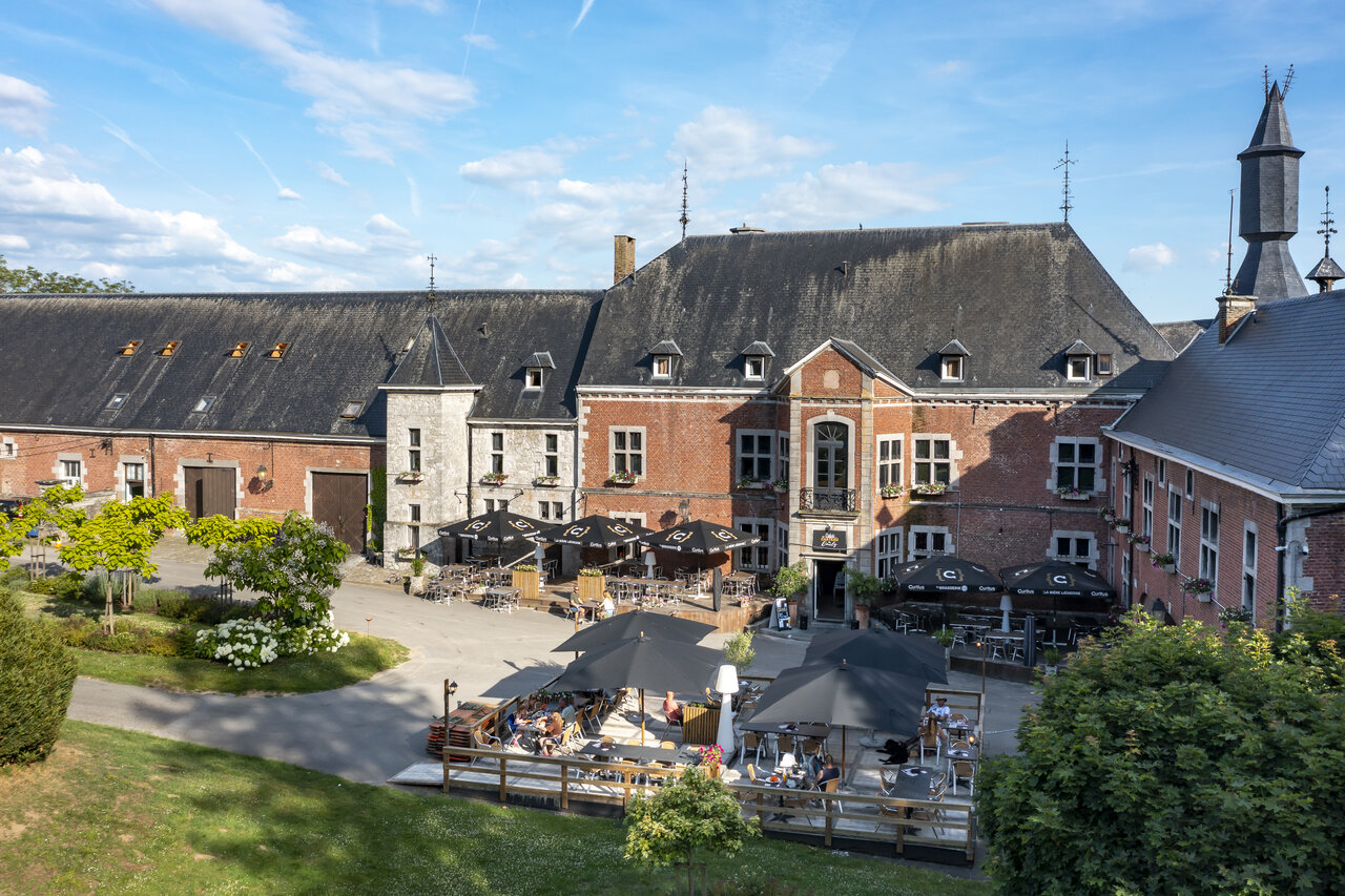 Historisches Geb�ude, Restaurant- und Bartrasse auf Campingplatz CAPFUN Hirondelle, Oteppe.