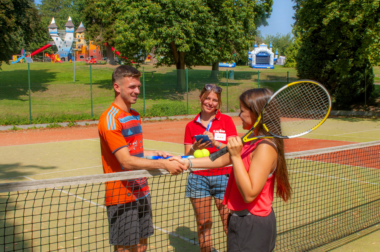 Tennisspieler und Animateur auf dem Platz am Campingplatz CAPFUN Hirondelle in Oteppe.