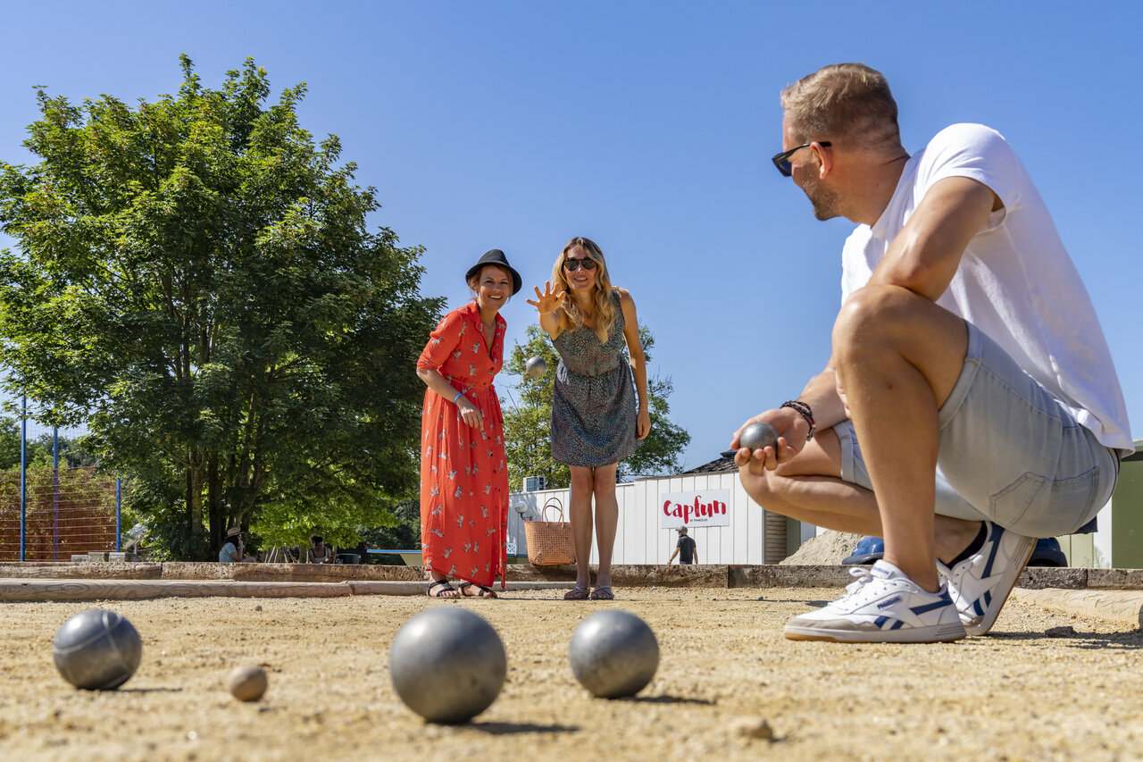 Familie spielt Boule auf dem Campingplatz CAPFUN Hirondelle in Oteppe.