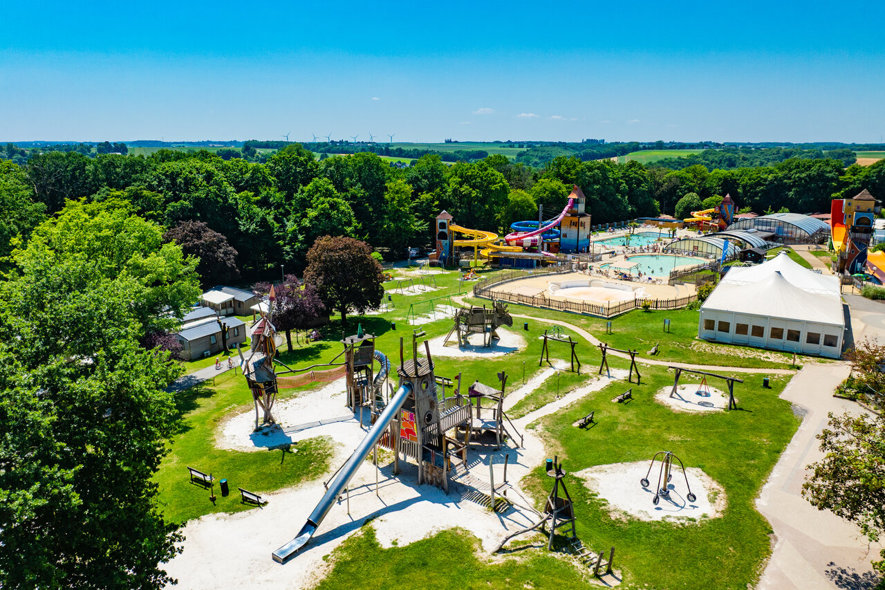 Wasserpark, Spielplatz und Unterk�nfte auf Camping CAPFUN Hirondelle in Oteppe.