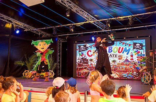 Piraten-Animationsshow mit Maskottchen und Kindern auf dem Campingplatz CAPFUN Hirondelle in Oteppe.