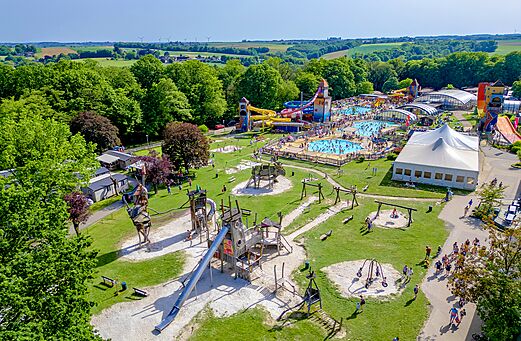 Complexe aquatique, toboggans et aire de jeux au camping CAPFUN Hirondelle à Oteppe.