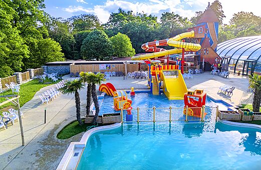 Außenpool mit Riesenrutschen und Wasserspielen auf dem Campingplatz CAPFUN Hirondelle in Oteppe.