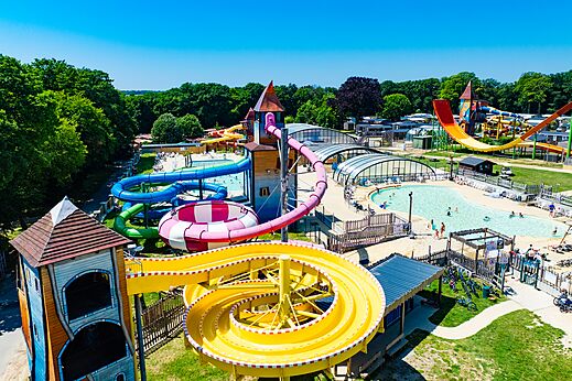 Bunte Wasserrutschen und Außenpools auf dem Campingplatz CAPFUN Hirondelle in Oteppe.