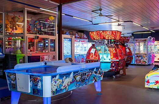 Airhockeytisch und Arcade-Spielautomaten auf dem Campingplatz CAPFUN Hirondelle in Oteppe