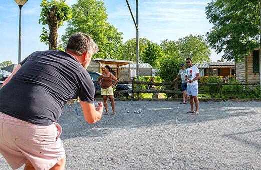 Bouleplatz mit Urlaubern beim Petanque-Spiel auf dem Campingplatz CAPFUN Hirondelle in Oteppe.
