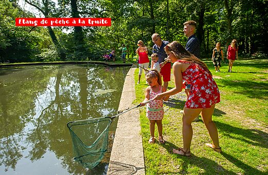 Forellenteich mit Familien und Kindern auf dem Campingplatz CAPFUN Hirondelle in Oteppe.