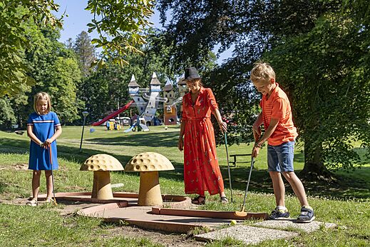 Familien-Minigolf mit Kindern und Spielplatz auf dem Campingplatz CAPFUN Hirondelle in Oteppe.