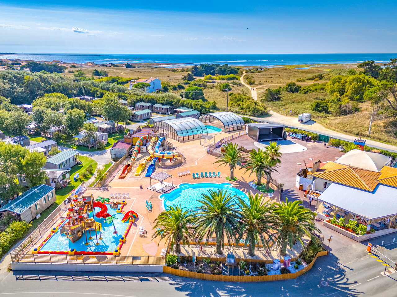 Luftaufnahme von Wasserpark, Pools, Rutschen und Mobilheimen auf dem Campingplatz CAPFUN Huttes in Saint-Denis d'Ol�ron (17).