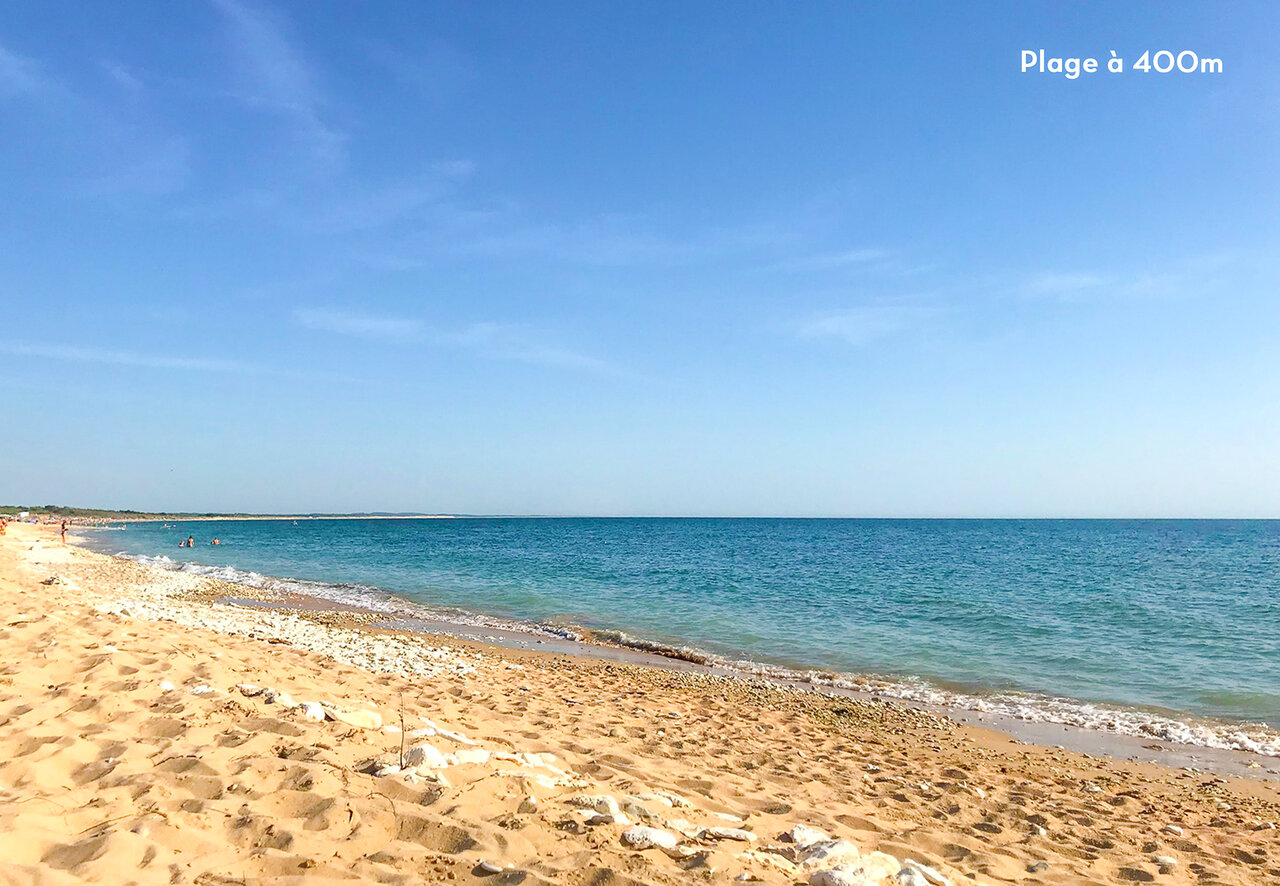 Feiner Sandstrand und t�rkisfarbenes Meer 400m vom Camping CAPFUN Huttes in Saint-Denis d'Ol�ron (17).