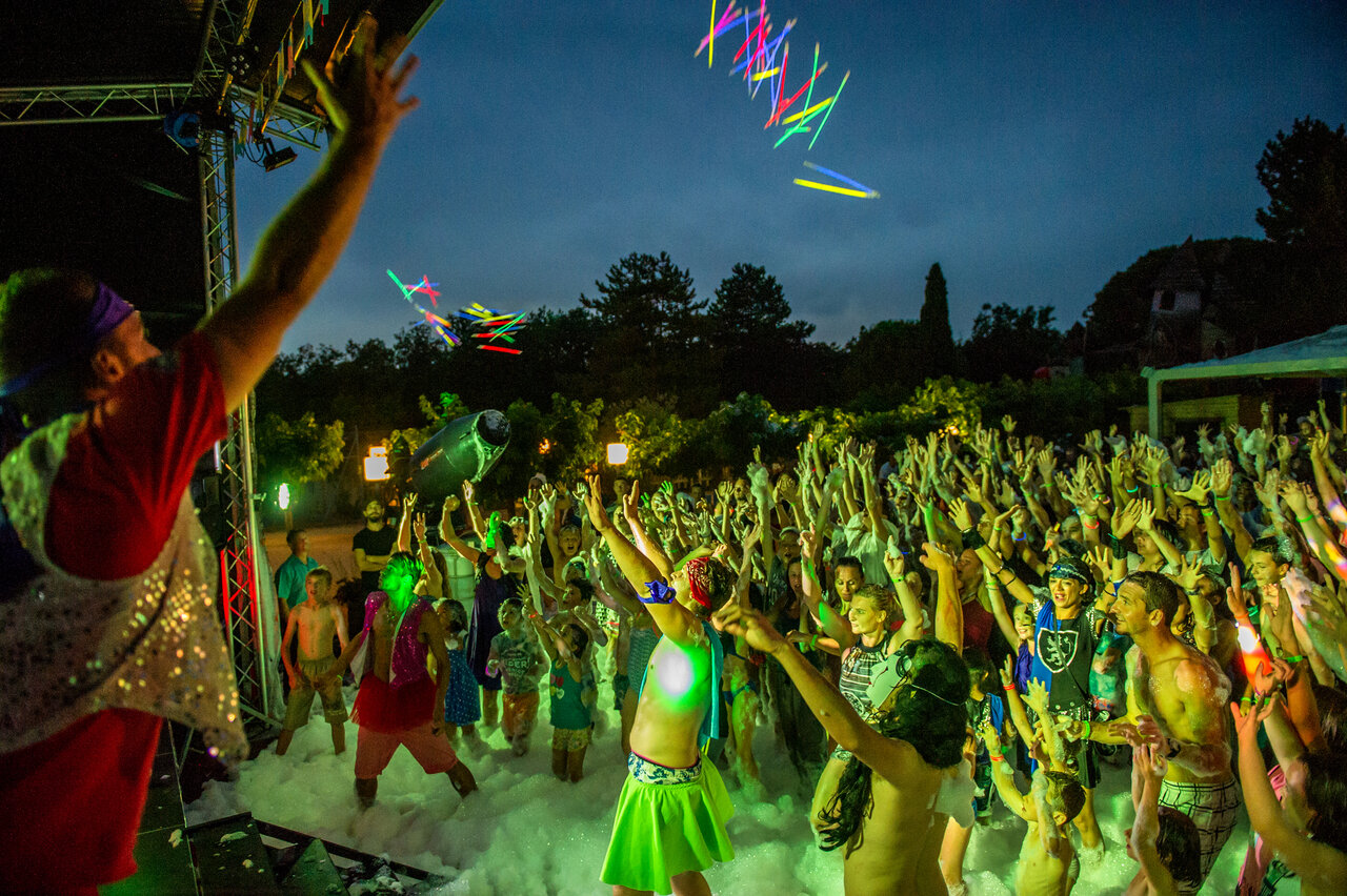 Animierte Schaumparty, fr�hliches Publikum auf Camping CAPFUN Huttes Saint-Denis d'Ol�ron.