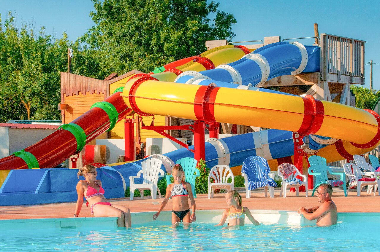 Bunte Wasserrutschen und Au�enpool auf dem Campingplatz CAPFUN Huttes in Saint-Denis d'Ol�ron (17).