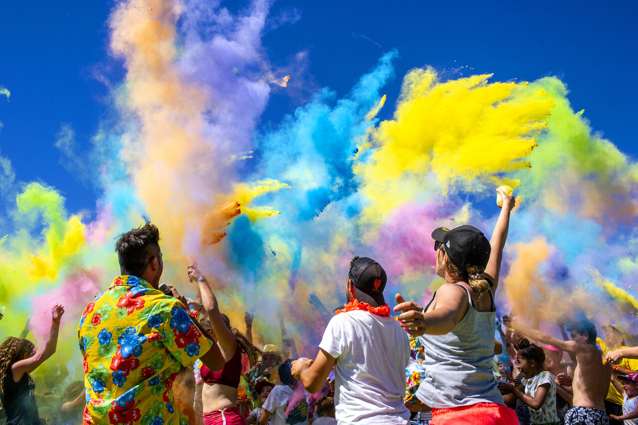 Festliche Animation farbiges Holi-Pulver auf dem Campingplatz CAPFUN Huttes in Saint-Denis d'Ol�ron (17).