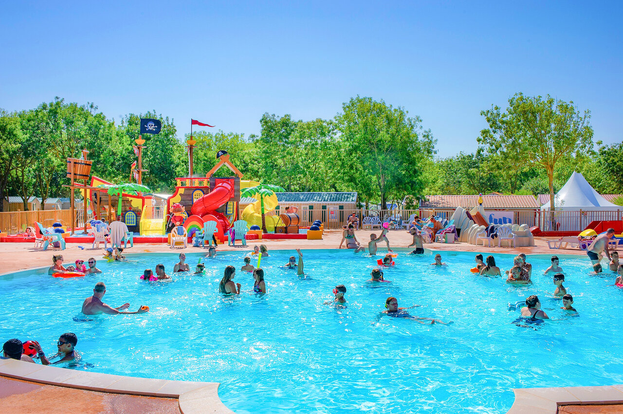 Gro�es Freibad mit Piratenschiff und Rutschen auf dem Campingplatz CAPFUN Huttes in Saint-Denis d'Ol�ron (17).