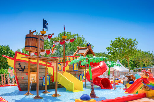 Piratenboot, Wasserrutschen und Wasserspiele auf dem Campingplatz CAPFUN Huttes in Saint-Denis d'Oléron.