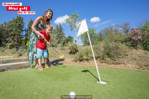 Minigolf: Frau und Kind auf dem Campingplatz CAPFUN Huttes in Saint-Denis d'Oléron (17).