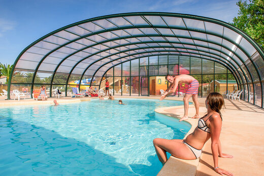 Überdachtes Schwimmbad mit transparentem Dach auf dem Campingplatz CAPFUN Huttes, Oléron.