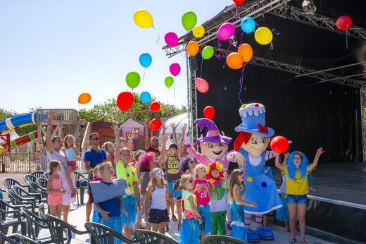 Kinder und Maskottchen lassen bunte Ballons bei Animation auf CAPFUN Huttes in Saint-Denis d'Oléron (17).