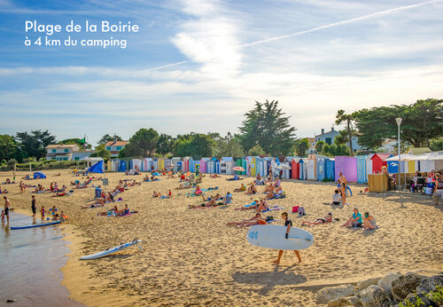 Plage de la Boirie, feiner Sand, bunte Strandhütten, Badegäste und Surfer in Saint-Denis d'Oléron.
