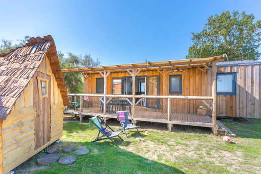 Holz-Mobilheim, Terrasse und Chalet bei CAPFUN Huttes in Saint-Denis d'Oléron.