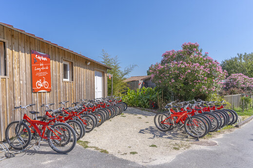 Rote Fahrräder zu mieten bei CAPFUN Huttes, Saint-Denis d'Oléron (17).
