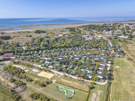 Luftaufnahme des Campingplatzes mit Mobilheimen und Strand auf dem Campingplatz CAPFUN Huttes in Saint-Denis d'Oléron (17).