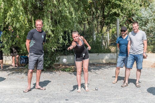 Boule-Spiel auf dem Campingplatz CAPFUN Huttes in Saint-Denis d'Oléron (17).
