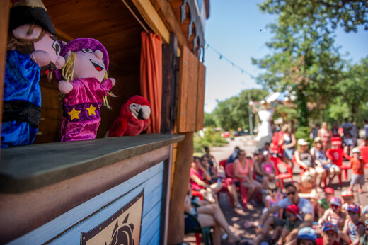 Puppentheater-Vorstellung im Freien für Gäste am Campingplatz CAPFUN Huttes in Saint-Denis d'Oléron.