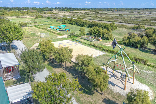 Holzspielplatz, Volleyballfeld und Pumptrack auf dem Campingplatz CAPFUN Huttes in Saint-Denis d'Oléron.